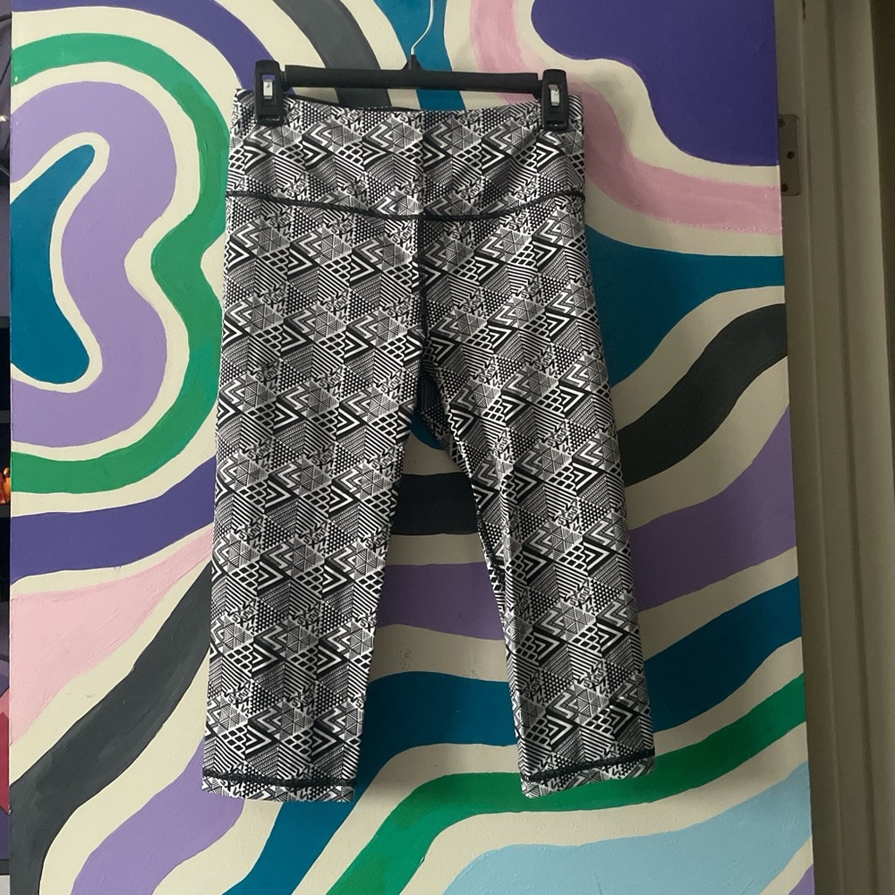 Geometric Printed Capri Leggings